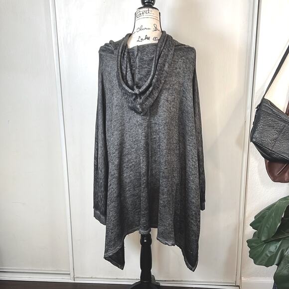 Wild Pearl Cozy Gray Hooded Poncho size Medium - Picture 7 of 9